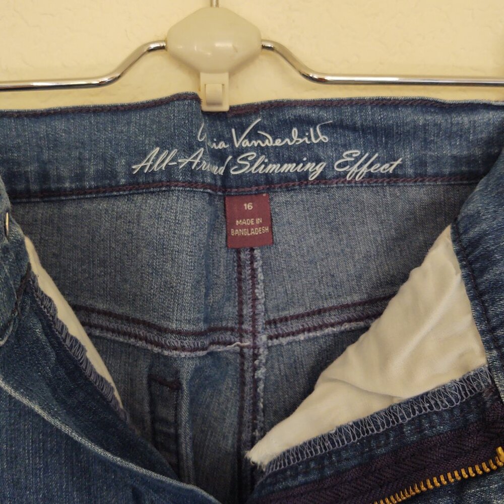 GLORIA VANDERBILT ALL AROUND SLIMMING EFFECT SIZE 16 CAPRI PANTS DENIM WASH - Picture 2 of 3